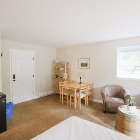 The Inn At The Ninth Hole Bed & Breakfast Salmon Arm Exterior foto