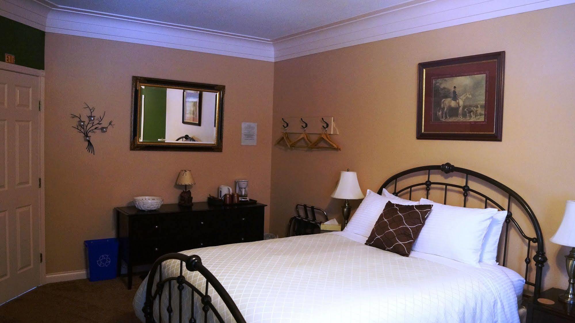 The Inn At The Ninth Hole Bed & Breakfast Salmon Arm Exterior foto